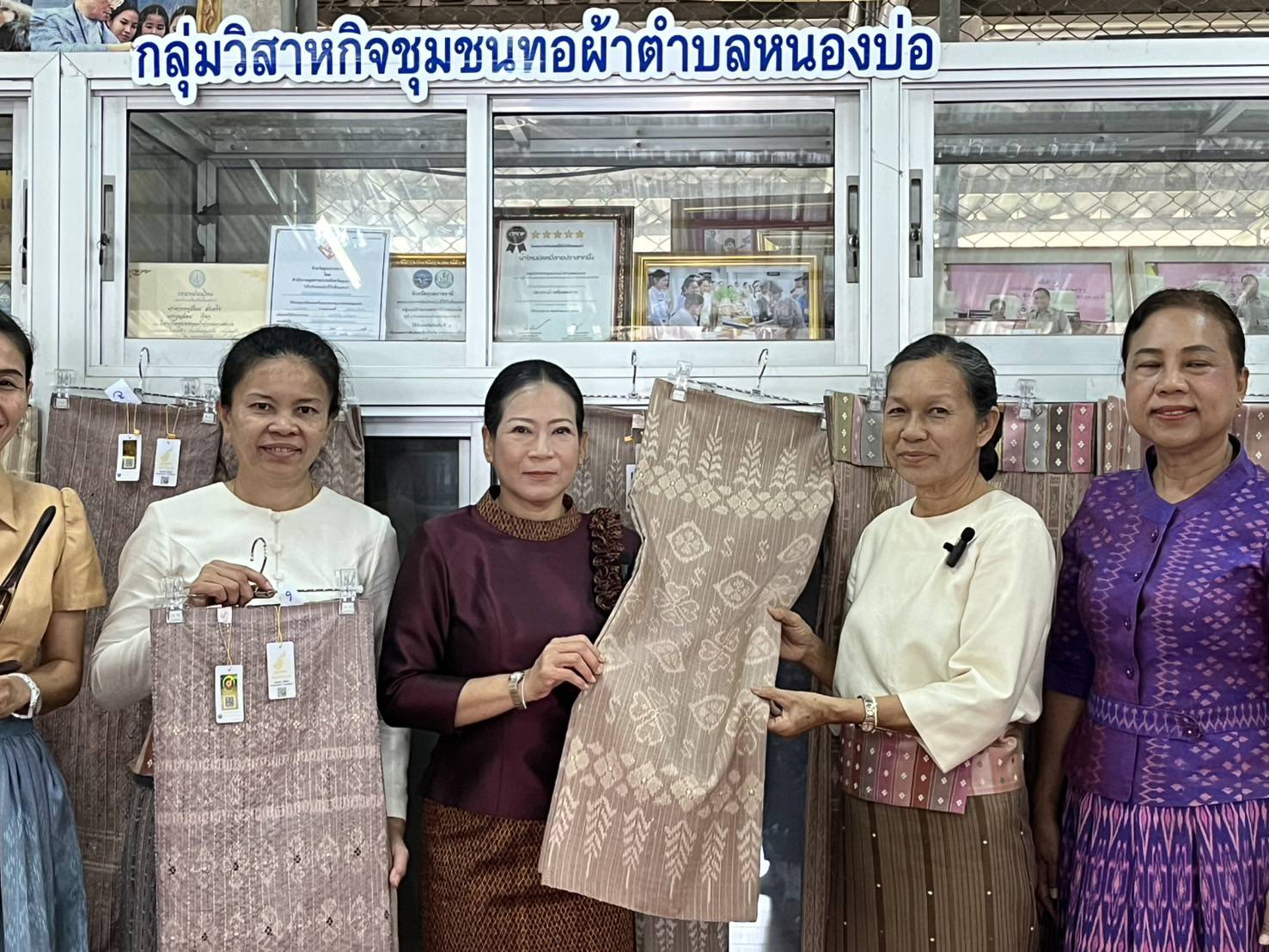 กลุ่มวิสาหกิจชุมชนทอผ้าตำบลหนองบ่อ จังหวัดอุบลราชธานี